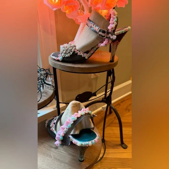 Custom, One~of~a~kind, hand embellished shoe in “baby shower” theme, size 40/US9 - Picture 15 of 17